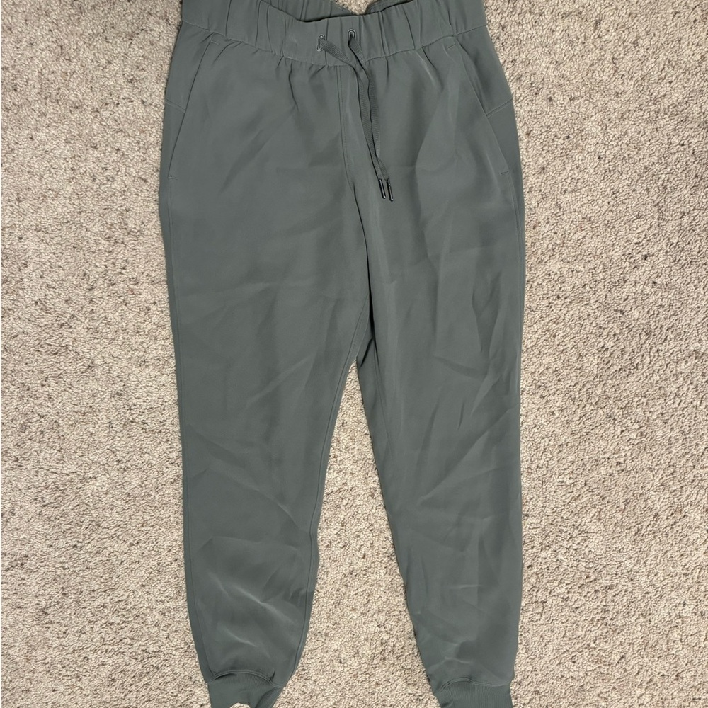 Lululemon On The Fly Jogger ~ Woven